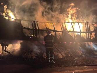 Carreta carregada com farinha de trigo pega fogo na BR-070 em MT