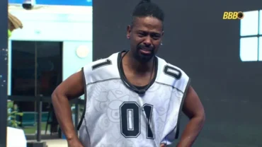 Leandro Boneco retorna à casa no BBB 26 e desconversa após mal-estar no bbb26