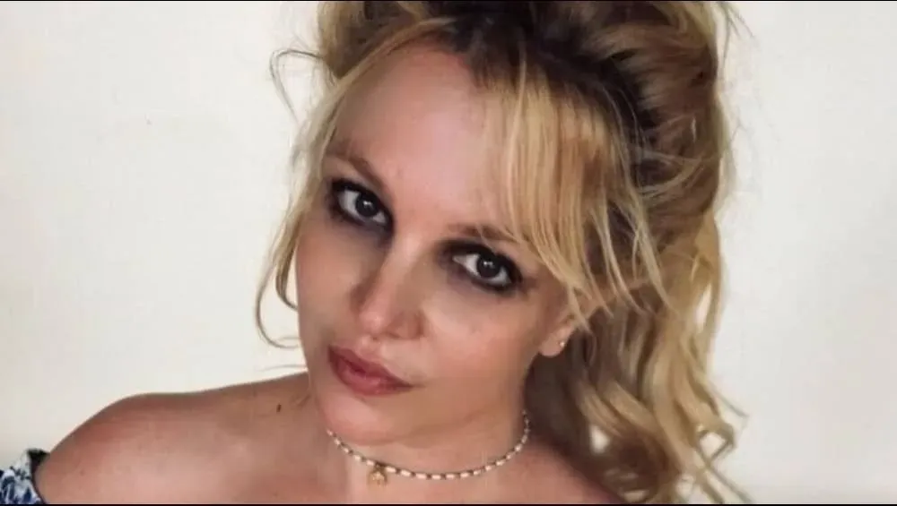 BritneySpears se interna voluntariamente em clínica de reabilitação após prisão por dirigir embriagada