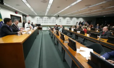 Etica: Conselho adia análise contra deputados investigados por ato na Câmara
