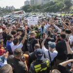 Motoristas protestam contra regulamentação de aplicativos na terça-feira (14)