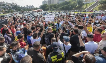 Motoristas protestam contra regulamentação de aplicativos na terça-feira (14)