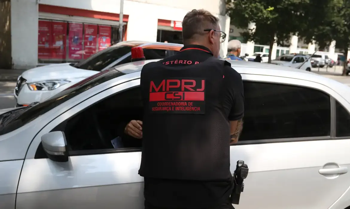 Policiais do Rio são denunciados por desviar armas apreendidas