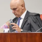 Inquérito contra Flávio Bolsonaro é aberto por Moraes após suposta calúnia contra Lula