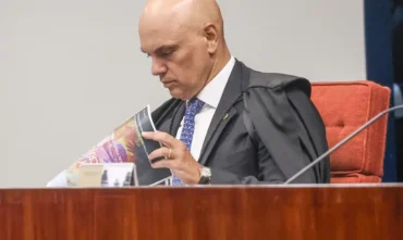 Inquérito contra Flávio Bolsonaro é aberto por Moraes após suposta calúnia contra Lula