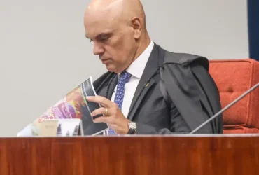 Inquérito contra Flávio Bolsonaro é aberto por Moraes após suposta calúnia contra Lula