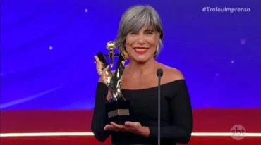 Glória Pires se emociona ao ser homenageada no Troféu Imprensa 2026