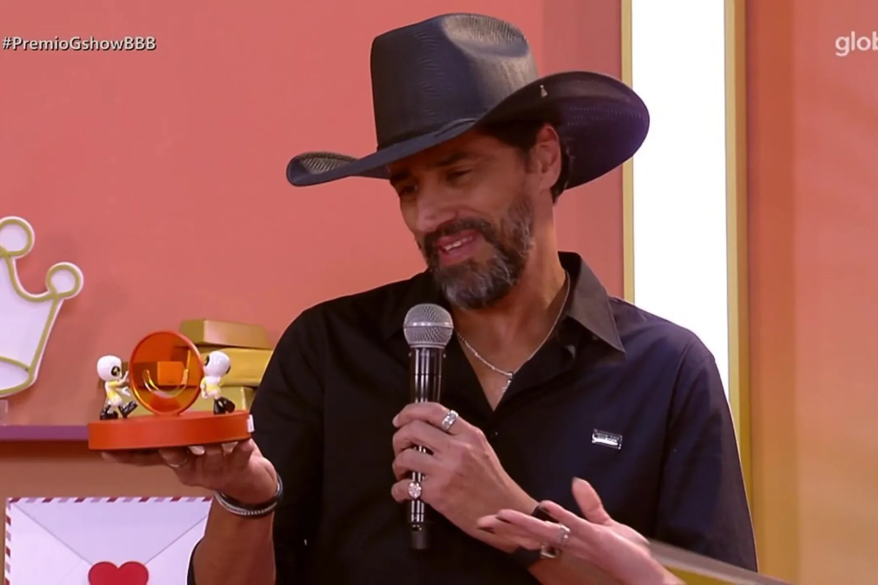 BBB26: Alberto Cowboy recebe prêmio e manda recado após vitória no Gshow