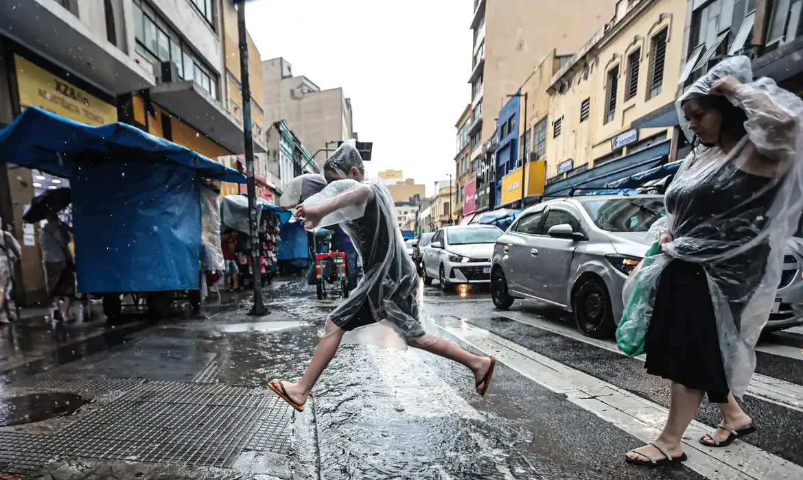 Sexta-feira da Paixão terá nuvens e chuvas isoladas em várias regiões do país
