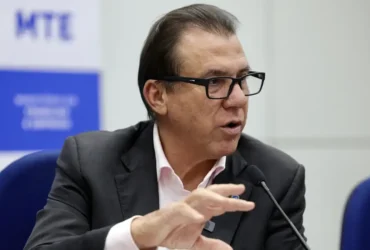 Jornada de trabalho: PECs não competem com proposta do governo, diz Marinho