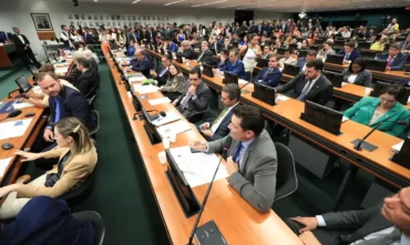 Jornada: CCJ da Câmara retoma análise do fim da escala 6x1 nesta quarta-feira (22)