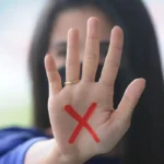 RJ adota gesto de socorro para combater violência contra mulher