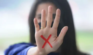 RJ adota gesto de socorro para combater violência contra mulher