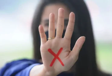RJ adota gesto de socorro para combater violência contra mulher