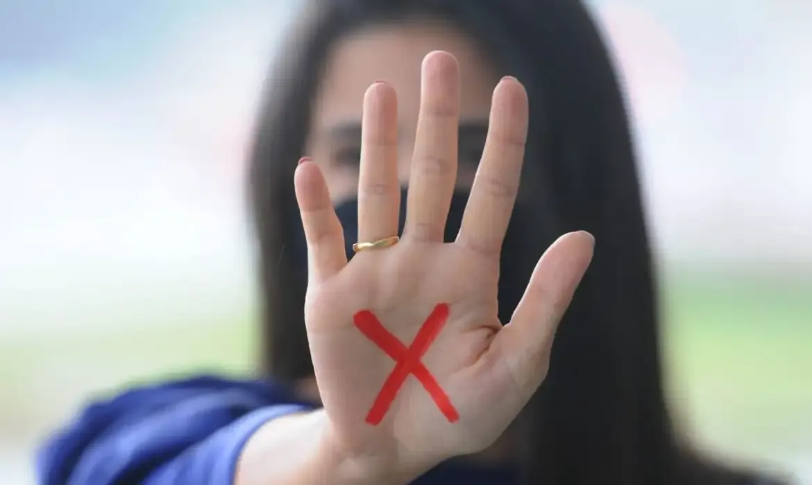 RJ adota gesto de socorro para combater violência contra mulher
