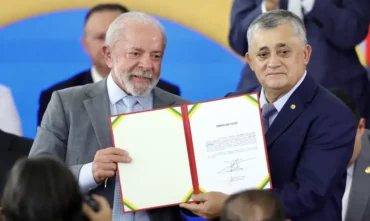 Guimarães assume ministério e defende combate ao fascismo no Brasil