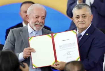 Guimarães assume ministério e defende combate ao fascismo no Brasil