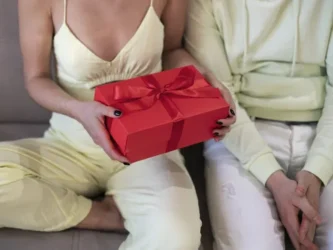 Presentes no zodíaco: 5 signos que expressam amor assim