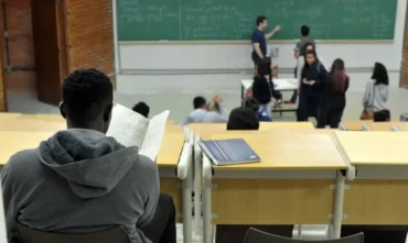 Jornalismo crítico ganha centralidade diante da IA e desinformação, afirma professora