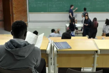 Jornalismo crítico ganha centralidade diante da IA e desinformação, afirma professora