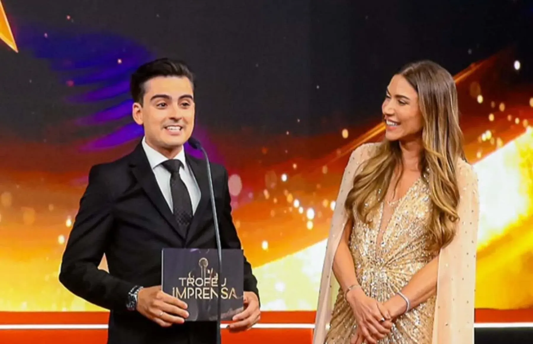 DuduCamargo retorna ao SBT e recebe elogio de Patrícia Abravanel no Troféu Imprensa