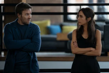 Há pessoas que parecem atrair relacionamentos complexos fonte: Frame da série "Dark Matter"