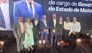 Ao lado de lideranças, Miguel Vaz e Joci Piccini participam da posse do governador Otaviano Pivetta