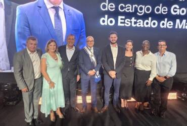 Ao lado de lideranças, Miguel Vaz e Joci Piccini participam da posse do governador Otaviano Pivetta