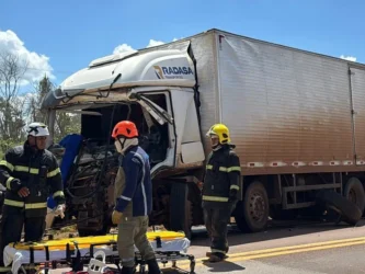 Bombeiros realizam resgate de vítimas em colisão na BR-163