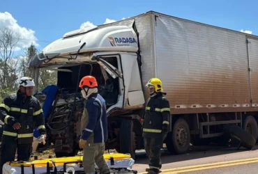 Bombeiros realizam resgate de vítimas em colisão na BR-163