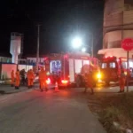 Incêndio em carro após colisão com ônibus deixa feridos