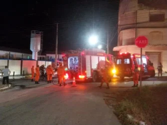 Bombeiros atendendo incêndio