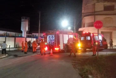 Bombeiros atendendo incêndio