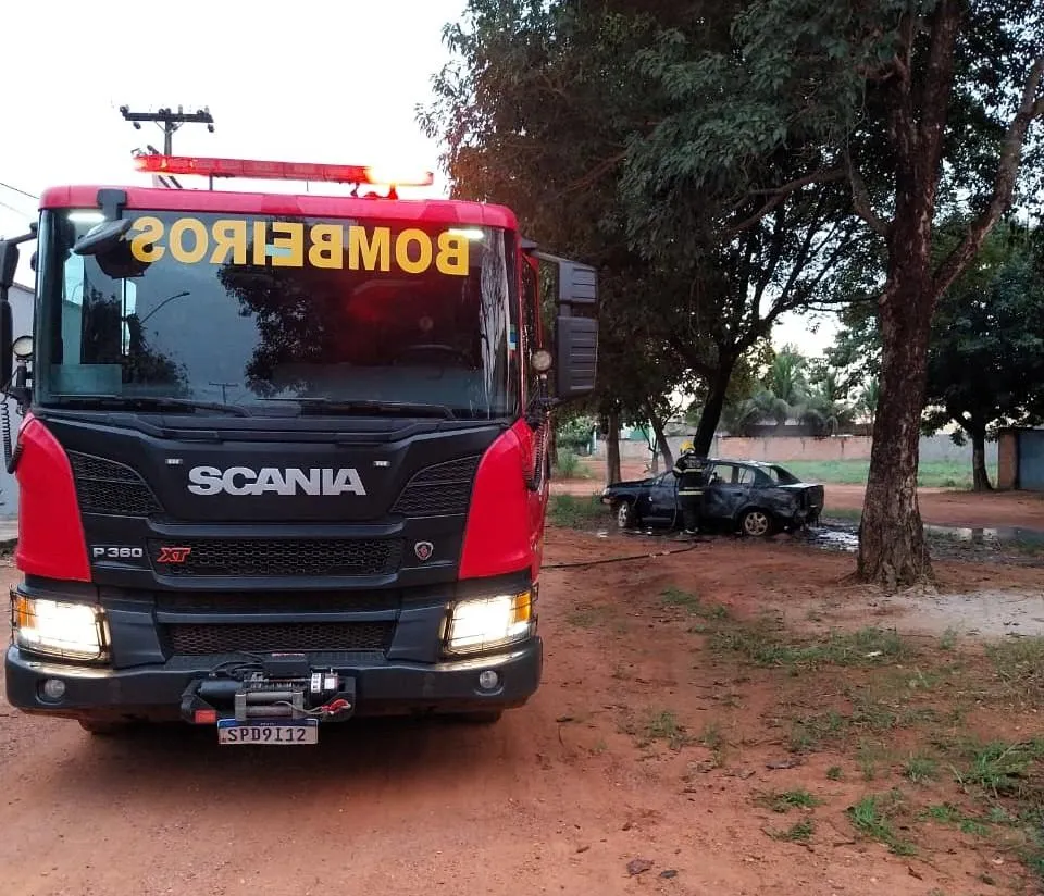 Incêndio veicular atinge ônibus e carro em MT sem feridos