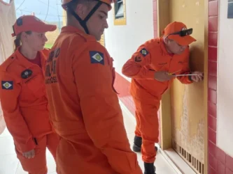 Mulher presa em banheiro de escola é resgatada pelo Corpo de Bombeiros em Confresa