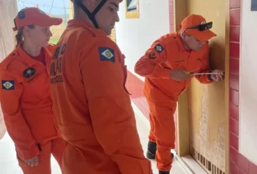 Mulher presa em banheiro de escola é resgatada pelo Corpo de Bombeiros em Confresa