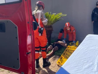 Queda de motocicleta em Cáceres deixa jovem ferido