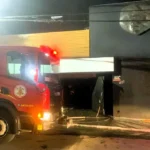 Incêndio destrói casa noturna no bairro Quilombo, em Cuiabá; bombeiros usam 40 mil litros de água