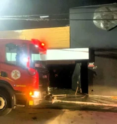 Incêndio em casa noturna de Cuiabá mobiliza bombeiros