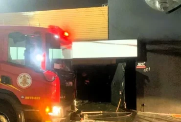 Incêndio em casa noturna de Cuiabá mobiliza bombeiros