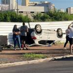 Capotamento na região da Prainha deixa passageira ferida e causa lentidão no trânsito em Cuiabá