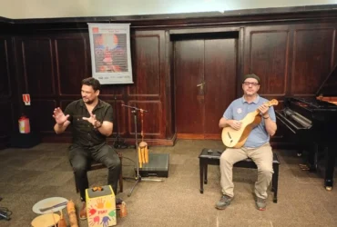 Homens tocando música