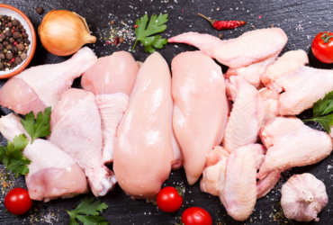 Carne de frango registra leve queda na segunda quinzena de abril, apesar de exportações aquecidas