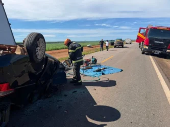 Foto do local do acidente com bombeiro em atendimento