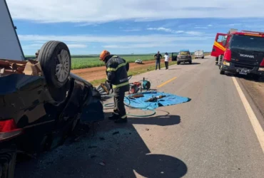 Foto do local do acidente com bombeiro em atendimento
