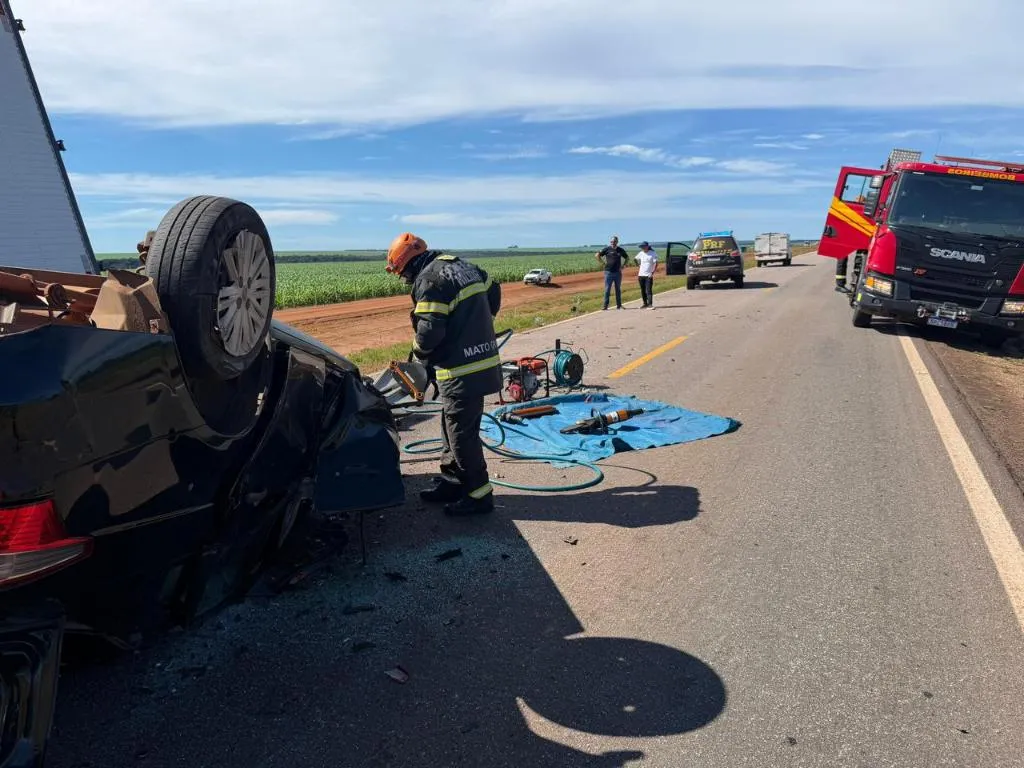 Foto do local do acidente com bombeiro em atendimento