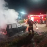 Bombeiros utilizam mil litros de água para combater incêndio em carro em avenida de Sinop