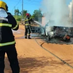 Corpo de Bombeiros combate incêndio veicular em Poxoréu