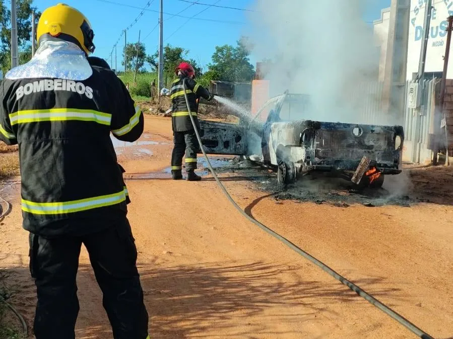 Corpo de Bombeiros combate incêndio veicular em Poxoréu