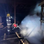 Corpo de Bombeiros controla incêndio em madeireira durante a madrugada no Setor Industrial de Juína